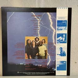 画像2: ラリー・カールトン ~ LARRY CARLTON / ストライクス・トワイス / STRIKES TWICE (LP) 