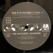 画像4: THE BROTHERS JOHNSON / KICK IT TO THE CURB 12" E.P.