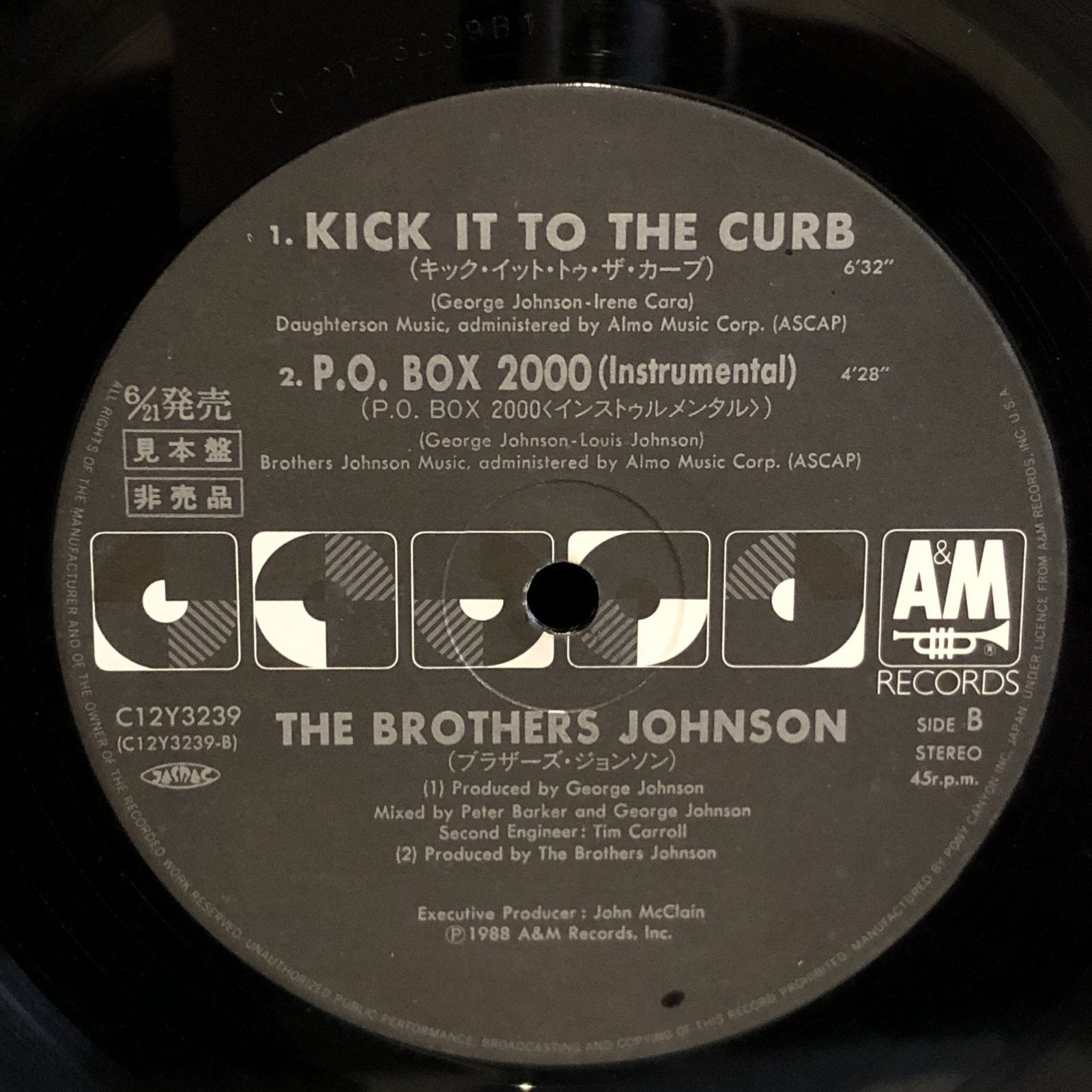 画像5: THE BROTHERS JOHNSON / KICK IT TO THE CURB 12" E.P.